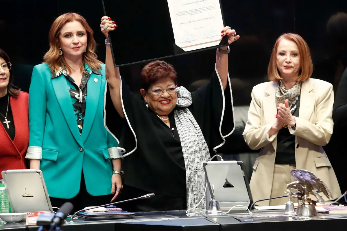 Ernestina Godoy tras tomar protesta como nueva fiscal genera de la República. Foto: Senado de la República