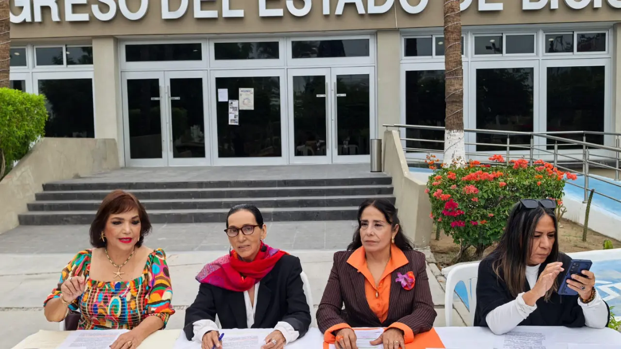 Representantes de colectivas feministas denunciaron la omisión legislativa que impidió la instalación del Parlamento de las Mujeres. Foto: Rocío Casas / POSTA Baja California Sur