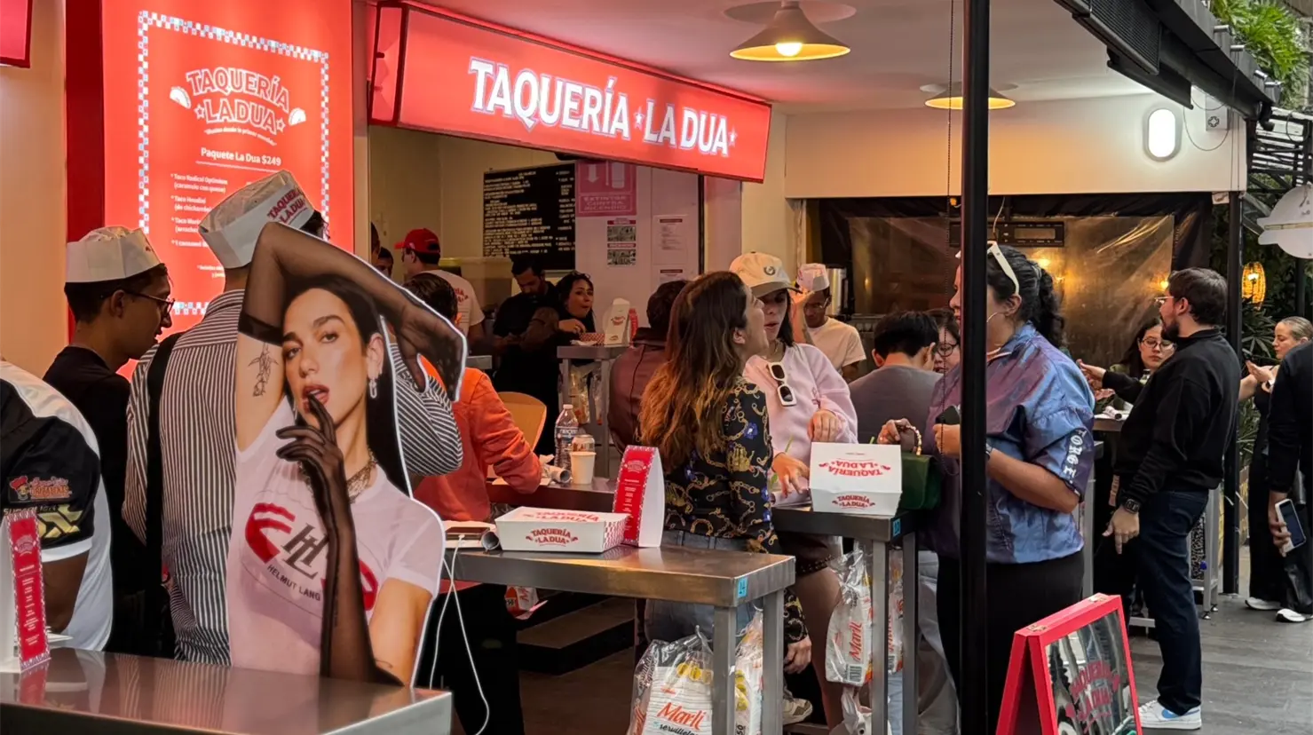 La Dua taquería ofrece un único paquete de comida con una bebida, además de un kit fan de la artista Dua Lipa. Foto: Otto Rojas