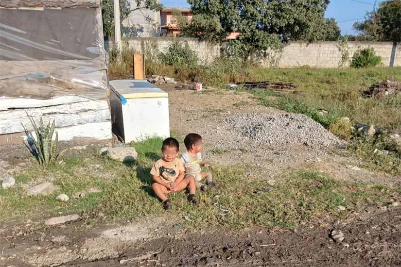 Los dos niños se encontraban al costado de la transitada carretera sin supervisión adulta. Foto: Carlos García