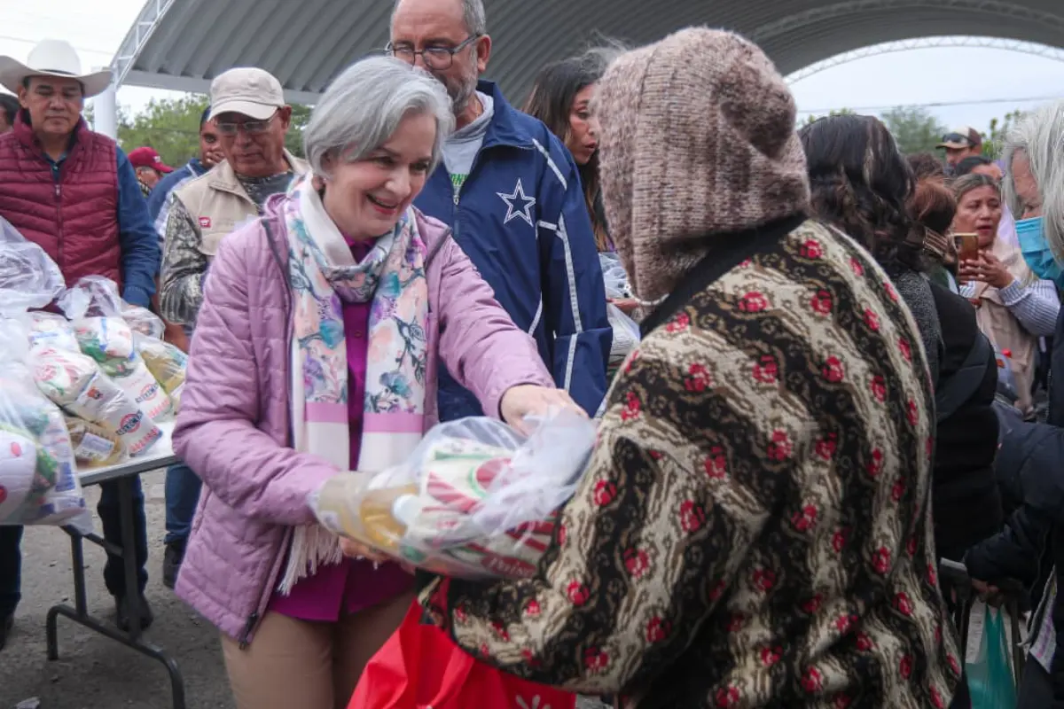 María de Villarreal, presidenta del Sistema DIF Tamaulipas, durante una entrega de apoyos alimentarios. Foto: Daniel Espinoza