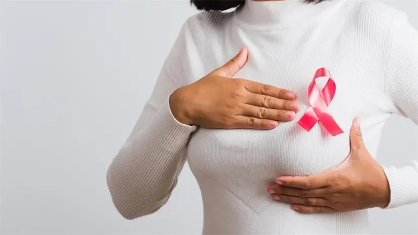 Concientización sobre el cáncer de mama, simbolizada por el lazo rosa. Foto: Canva
