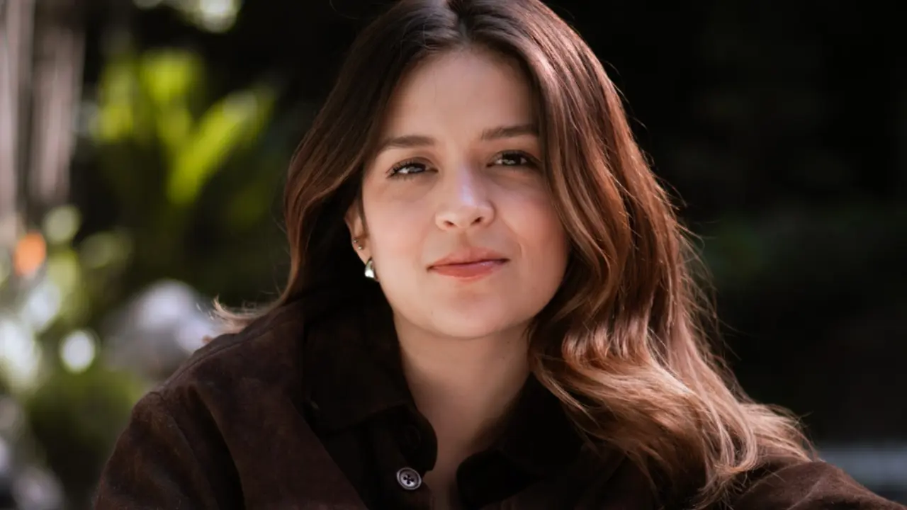 El cortometraje ganador cuenta la historia de una niña que intenta reconectar con su madre encarcelada durante Navidad. Foto: Focus Features.