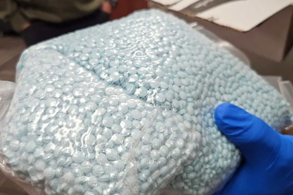 Bolsa con grandes cantidades de pastillas de fentanilo incautado por autoridades de la DEA. Foto: DEA