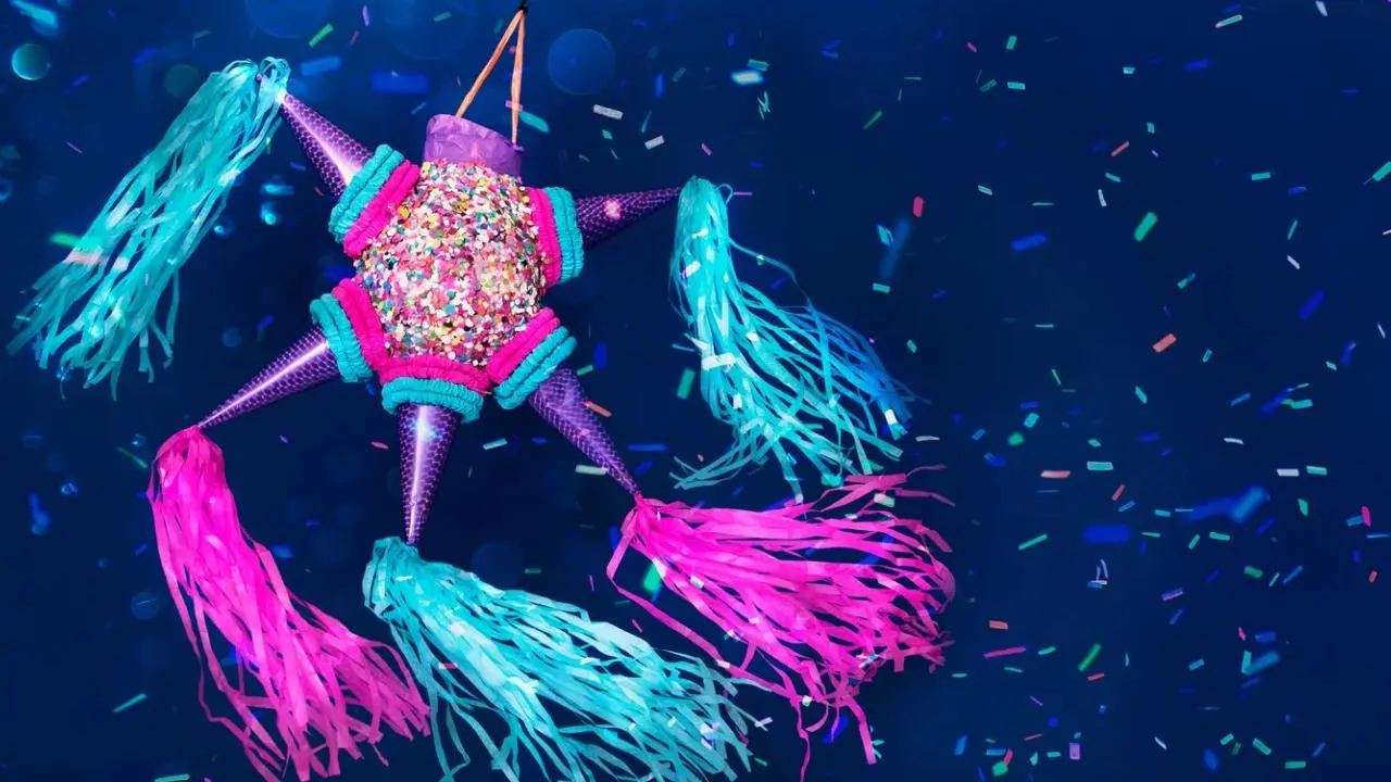 Los dulces y frutas que caen al romperse la piñata representan las recompensas o las gracias que se reciben por vencer el pecado. Foto: Canva