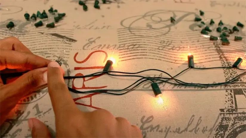 Imagen alusiva a una serie de luces con una bombilla apagada Foto: Larepública