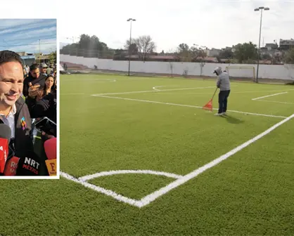 Javier Díaz entrega cancha de fútbol en la Espinoza Mireles con inversión privada de 3.5 mdp