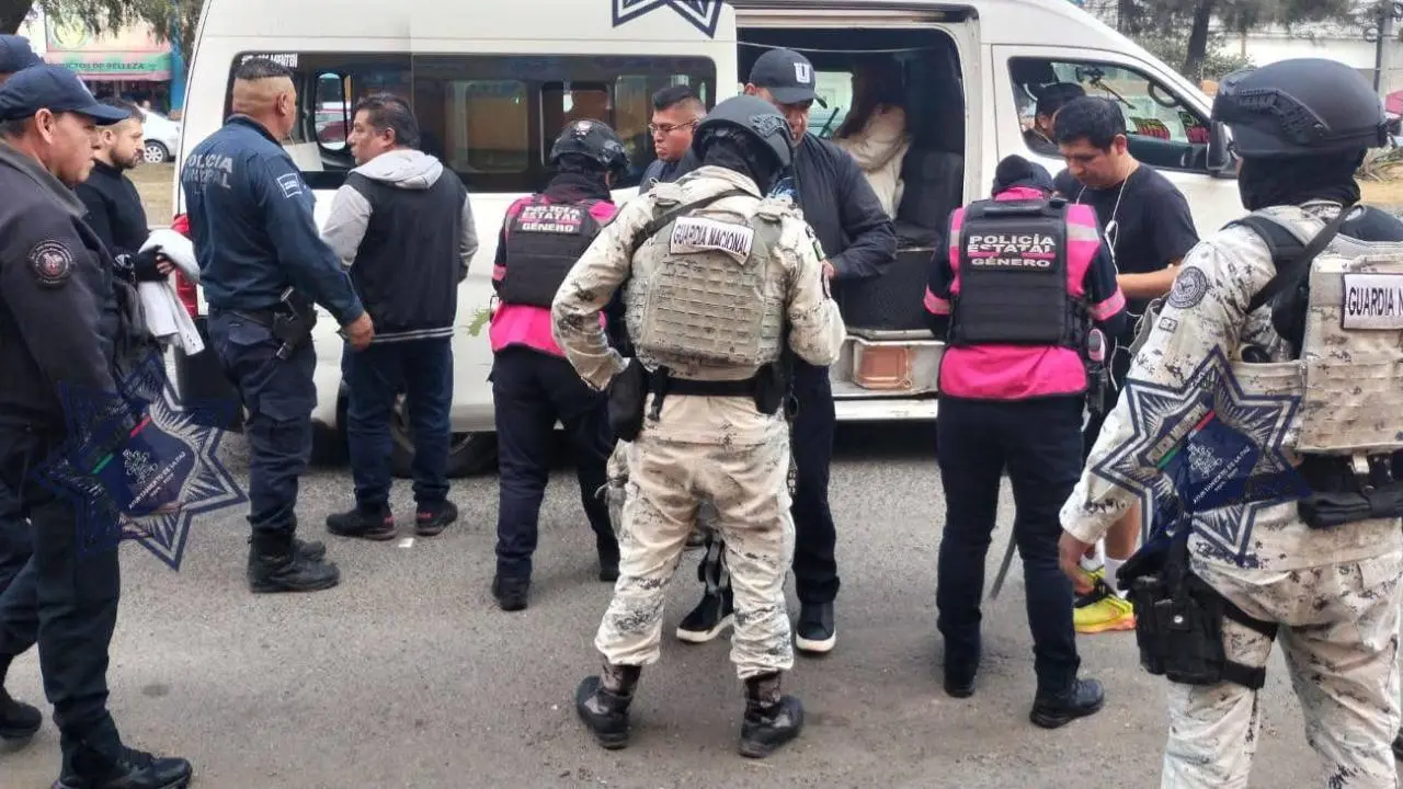 Agentes municipales de La Paz brindan apoyo y vigilancia a transeúntes. Foto: Facebook @Seguridad Pública Municipal Los Reyes La Paz 2025-2027