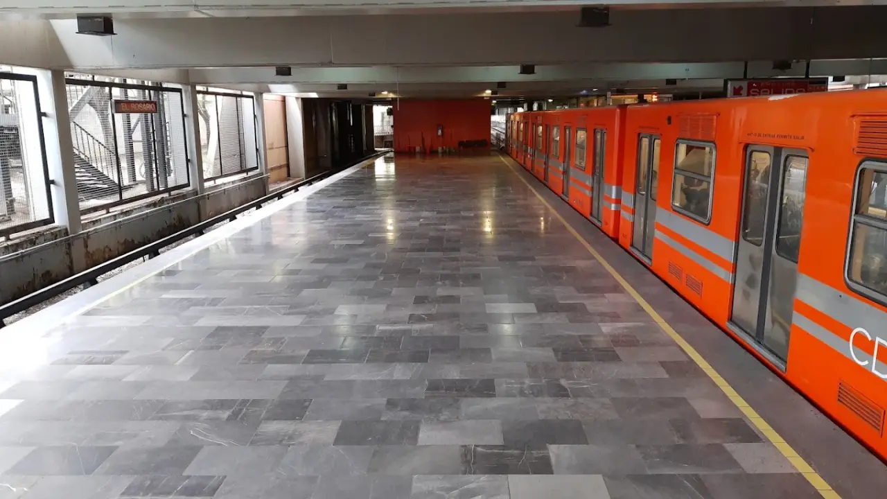 La estación del Metro El Rosario es una de las más transitadas por los capitalinos. Foto: Maps Miguel Rincón