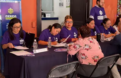 Cecilia Patrón atiende quejas y demandas en el "Miércoles Ciudadano Violeta" en Mérida