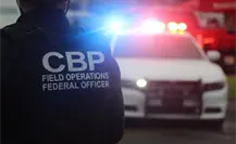 Migrantes mexicanos son detenidos por la patrulla fronteriza en casa de seguridad de Texas