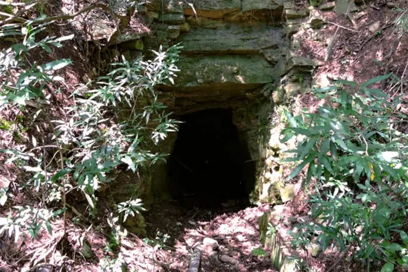 Acceso a antigua mina en el municipio de San Nicolás. Foto: Daniel Espinoza