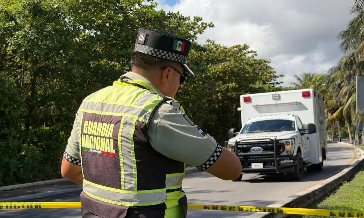 Elemento de la Guardia Nacional en el lugar que falleció un agente en Cancún Foto: Enfoque Noticias Tulum