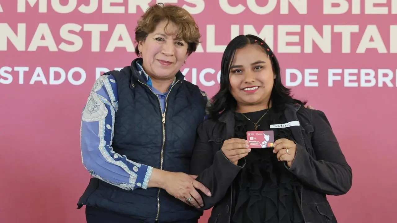 Beneficiaria del programa Mujeres con Bienestar recibiendo su tarjeta, programa impulsado por la gobernadora del Edomex, Delfina Gómez. Foto: X @delfinagomeza