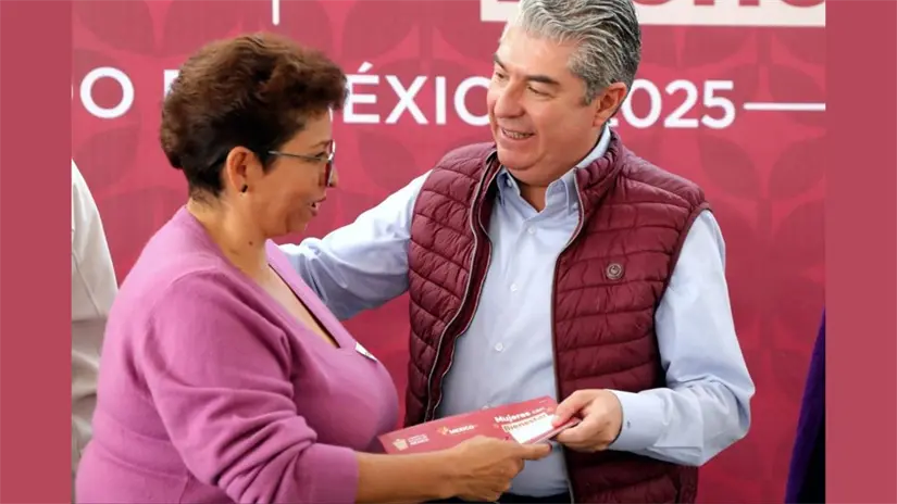 Funcionario del Estado de México entrega la tarjeta del programa 