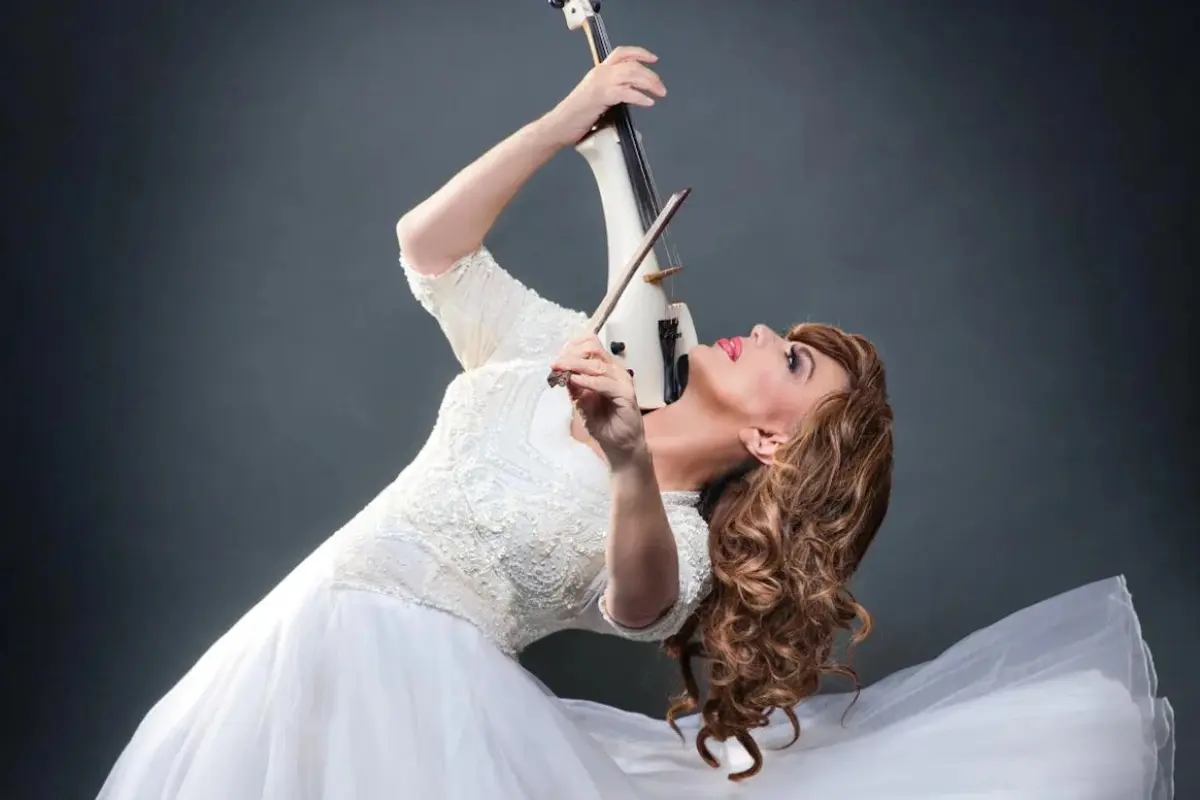 Olga Breeskin tocando violín, carátula utilizada en Spotify (Foto: Web, open.spotify.com / Canva)