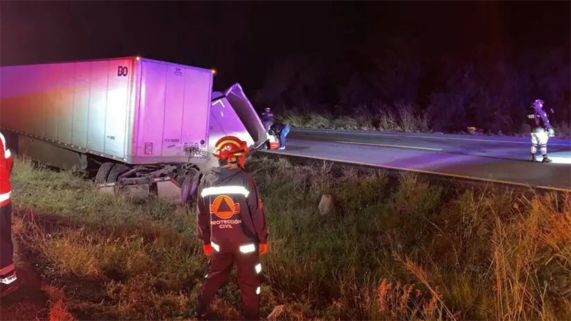 Protección Civil y la Guardia Nacional pidieron a los usuarios de la Carretera Nacional tomar medidas preventivas. Foto: Protección Civil de Linares.