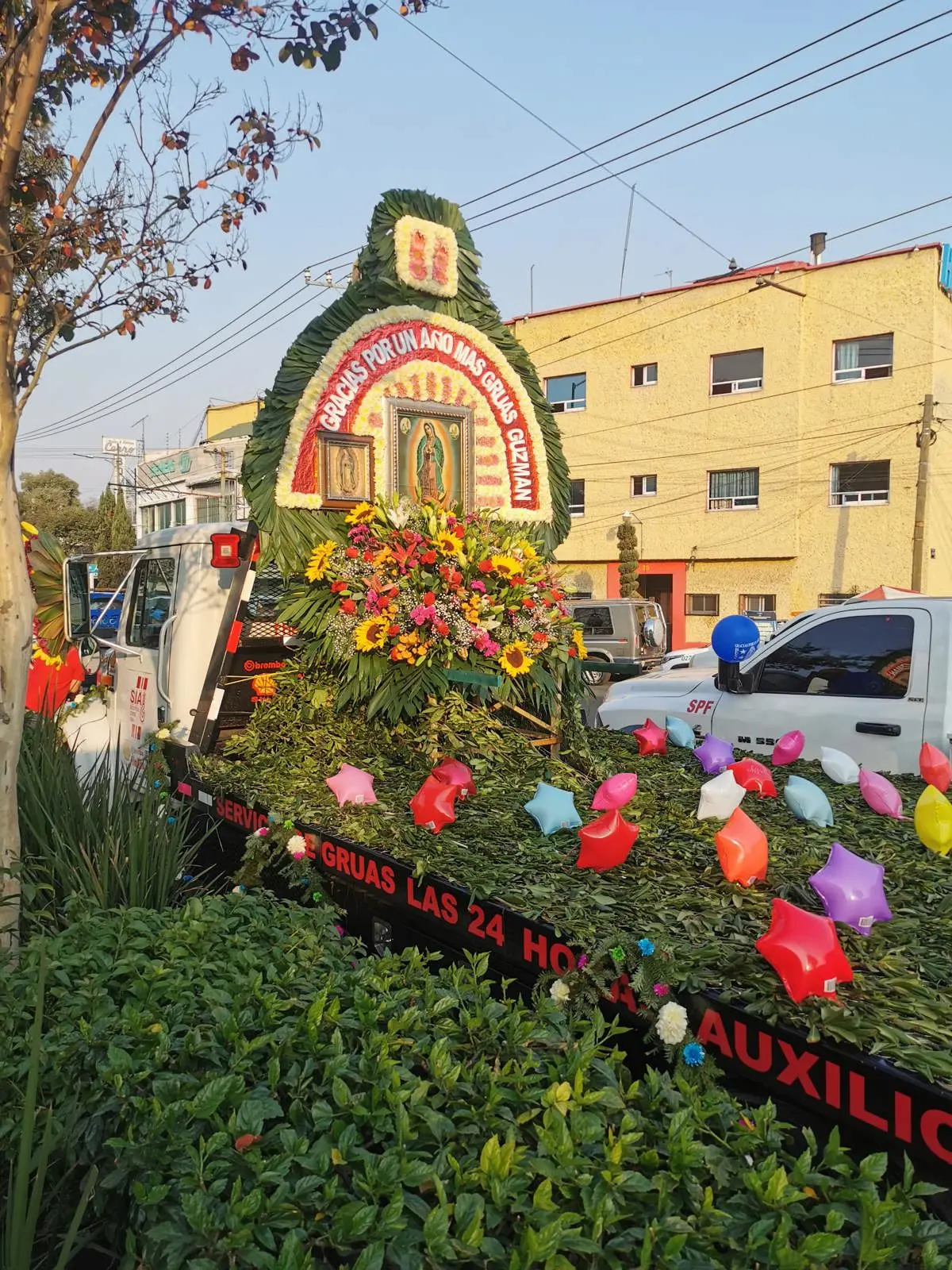 Paciencia si andas por la GAM porque hay tráfico por peregrinación de grúas. Foto: Luis Antonio Alfaro