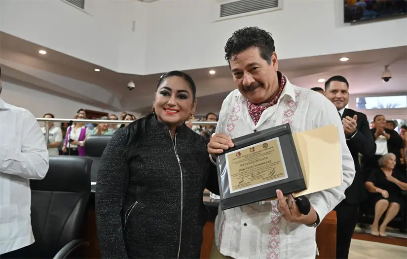 imagen recuadro El homenaje incluyó una placa firmada por los tres poderes públicos y reunió a autoridades, artistas y habitantes de su comunidad. Foto: Congreso de Baja California Sur