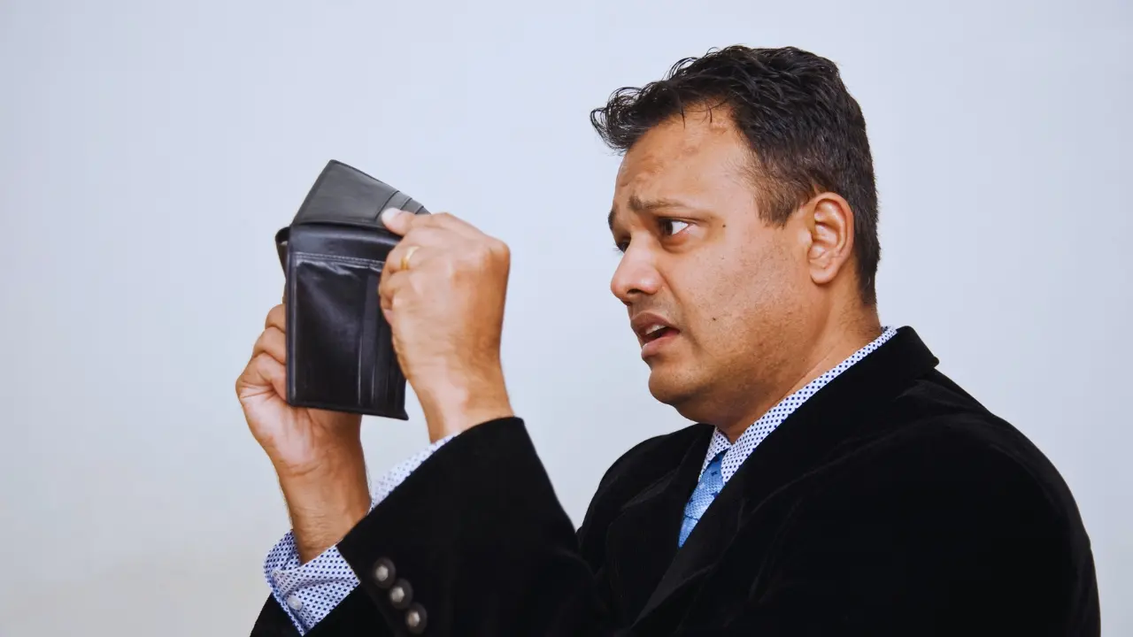 Un hombre con cartera vacía. Foto: Canva