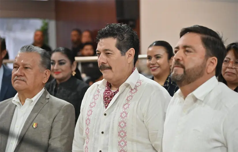 imagen recuadro Enoc Leaño recibió la Medalla al Mérito Artístico y Cultural por más de 30 años de trayectoria y aportación al cine y las artes en Baja California Sur. Foto: Congreso de Baja California Sur