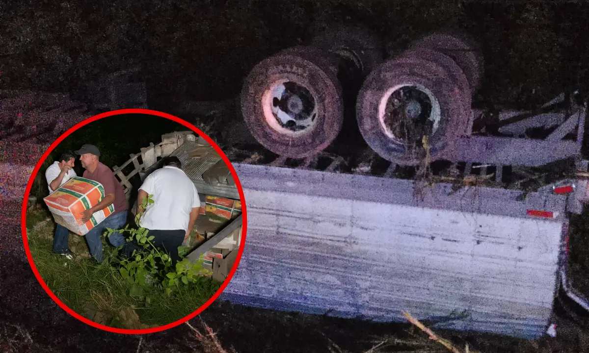 Unidad del tráiler volcado y personas con cajas de plátanos en un acto de rapiña Foto: El Tábano/Noticiero Zona Libre