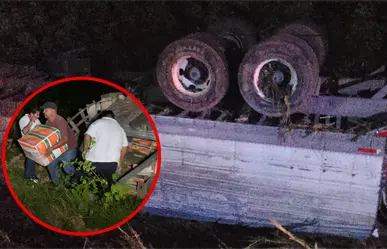 ¡Se vuelan los plátanos! Rapiñan tráiler tras volcar en la carretera Chetumal-Bacalar