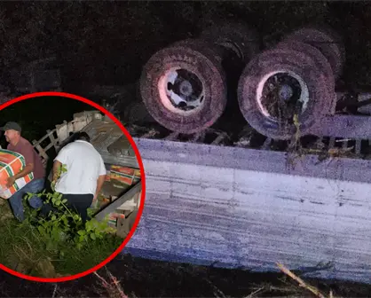 ¡Se vuelan los plátanos! Rapiñan tráiler tras volcar en la carretera Chetumal-Bacalar