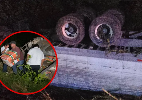 &iexcl;Se vuelan los pl&aacute;tanos! Rapi&ntilde;an tr&aacute;iler tras volcar en la carretera Chetumal-Bacalar