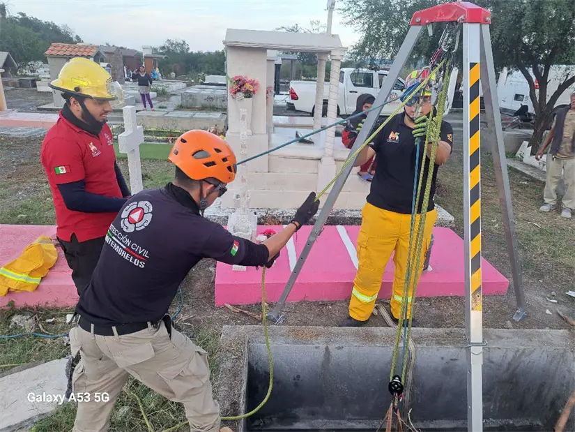 Para evitar que el caballo sufriera lesiones, los rescatistas utilizaron sistemas de cuerdas y una estructura de soporte que permitió elevarlo desde la tumba de panteón sin exponerlo a mayor riesgo. Foto: Protección Civil de Montemorelos.