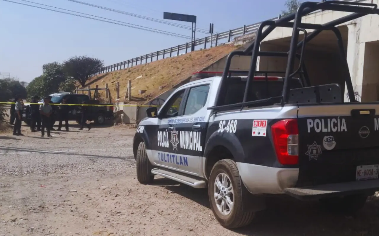 Autoridades acordonaron el camino de terracería conocido como Paraje La Chinampa, en los límites de Tultitlán y Tultepec, tras el hallazgo de bolsas negras con restos humanos. Foto: X/ @adnnoticiasmx (Canva)