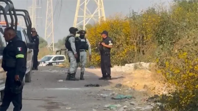 Elementos de seguridad en el Río de los Remedios, Ecatepec, tras el reporte de hallazgo de restos humanos por parte de los vecinos.  Foto: Captura de pantalla X @nmas