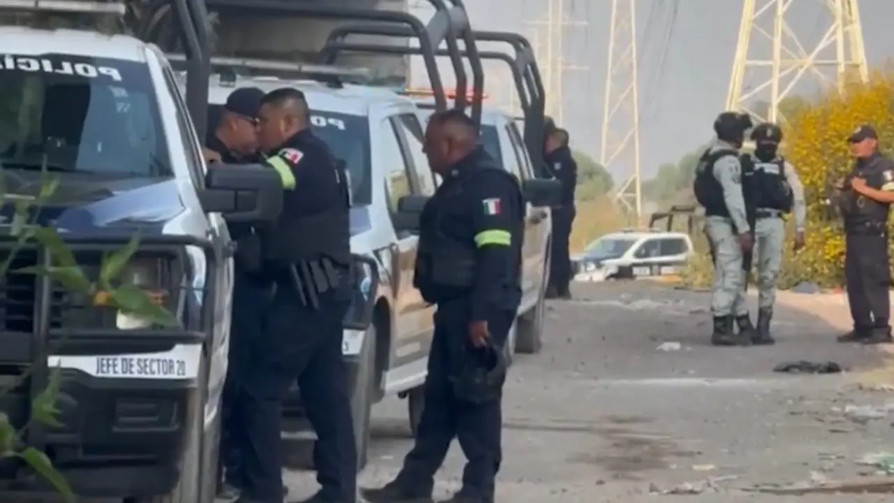 Personal de la Guardia Nacional y policía en el sitio donde fueron localizados restos humanos en Ecatepec. Foto: Captura de pantalla X @nmas