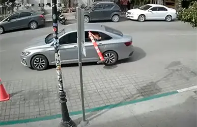 Jóvenes roban señalamiento de exclusivo a Librería Ramírez