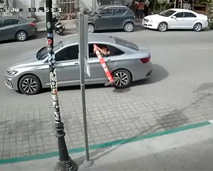 Jóvenes roban señalamiento de exclusivo a Librería Ramírez