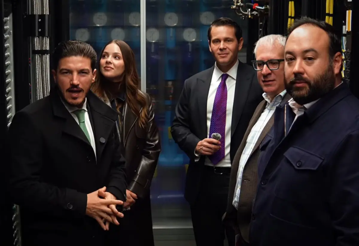 El gobernador de Nuevo León, Samuel García Sepúlveda, visitó la empresa Equinix, que expandirá sus operaciones en Apodaca con una inversión de casi 200 millones de dólares. Foto: Facebook Samuel García