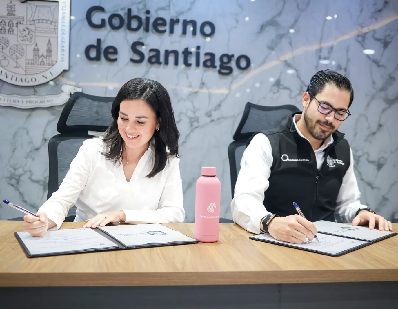 El alcalde de Santiago, David de la Peña, firmó un convenio de colaboración con el Centro Ecuestre El Rincón para acercar servicios de equinoterapia a personas con discapacidad. Foto: Gobierno de Santiago.