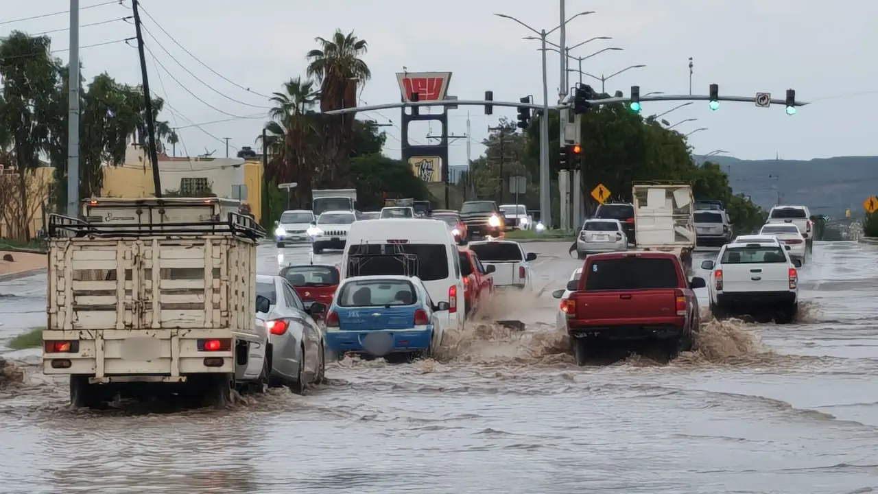 En La Paz, diversas avenidas registraron acumulación de agua durante las precipitaciones; autoridades reportaron saldo blanco en la temporada. Foto: Héctor Romero / POSTA Baja California Sur