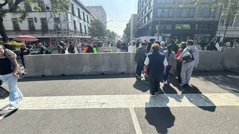 imagen recuadro Vallas de concreto en alrededores del Zócalo de CDMX. Foto: X @neoliberalover