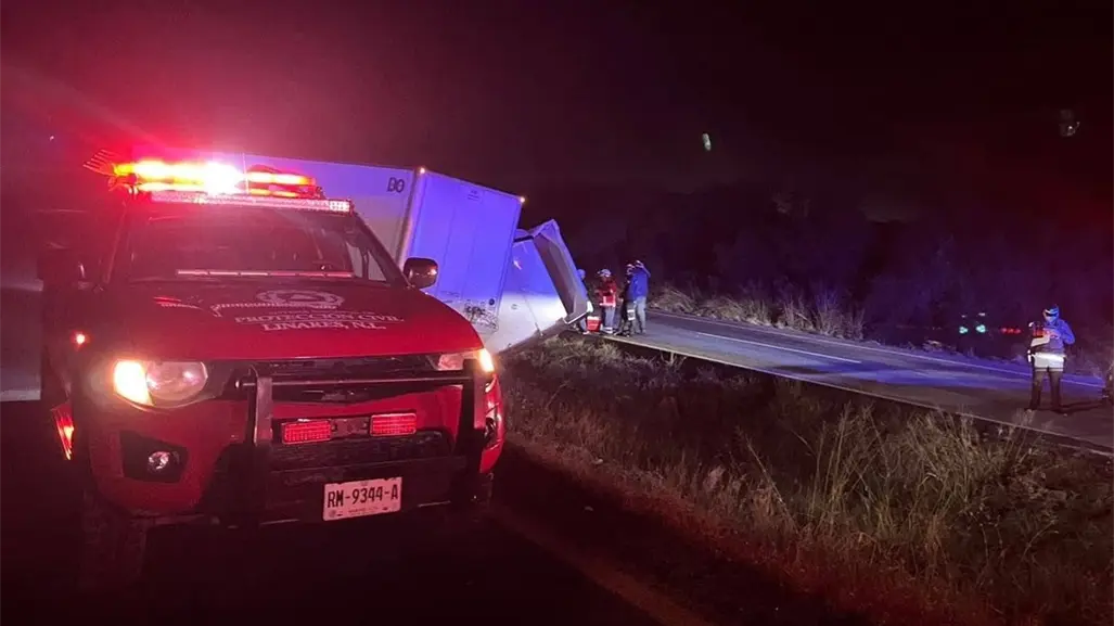 Volcadura de tráiler en Carretera Nacional desata fuerte tráfico detenido rumbo a Monterrey