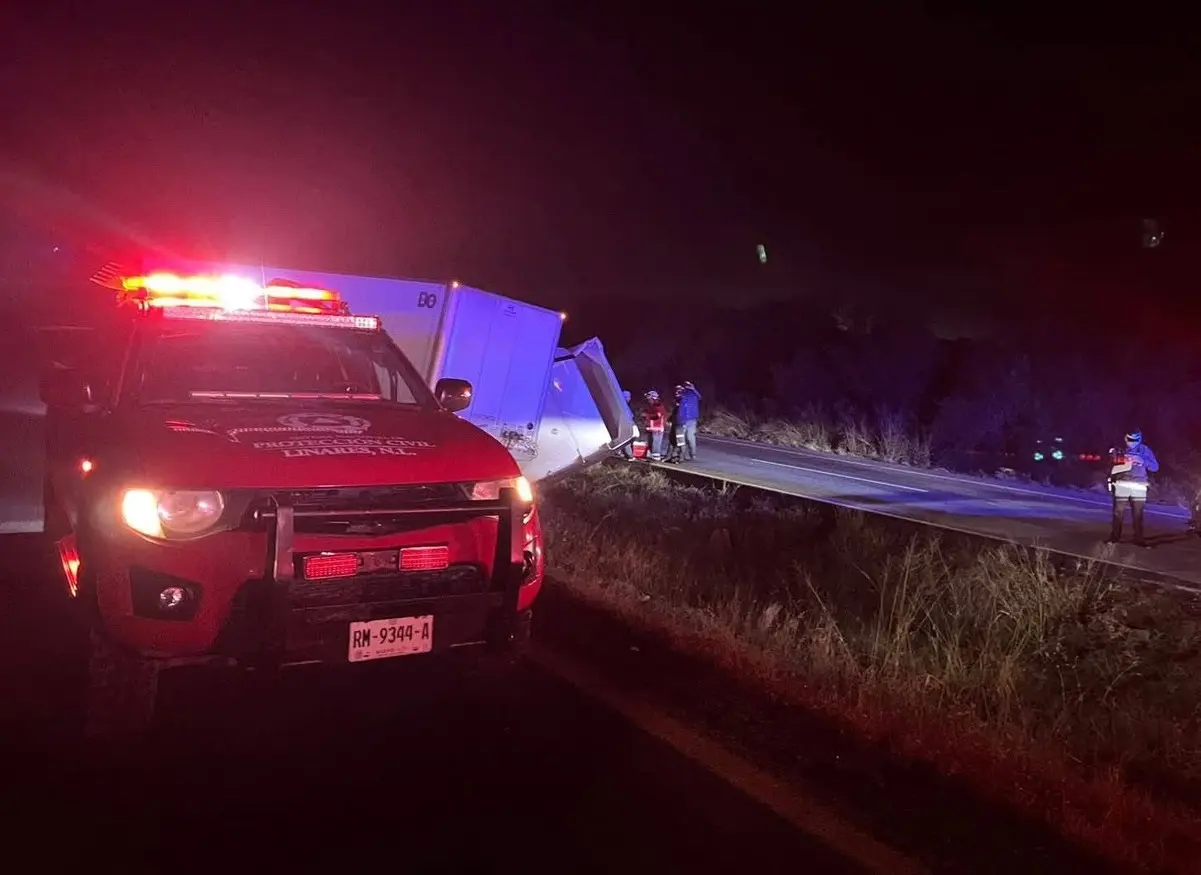 La volcadura de un tráiler en la Carretera Nacional mantiene el tráfico detenido en el tramo entre Hualahuises y Montemorelos. Foto: Protección Civil de Linares.