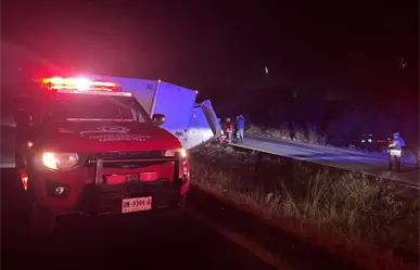 Volcadura de tráiler en Carretera Nacional desata fuerte tráfico detenido rumbo a Monterrey