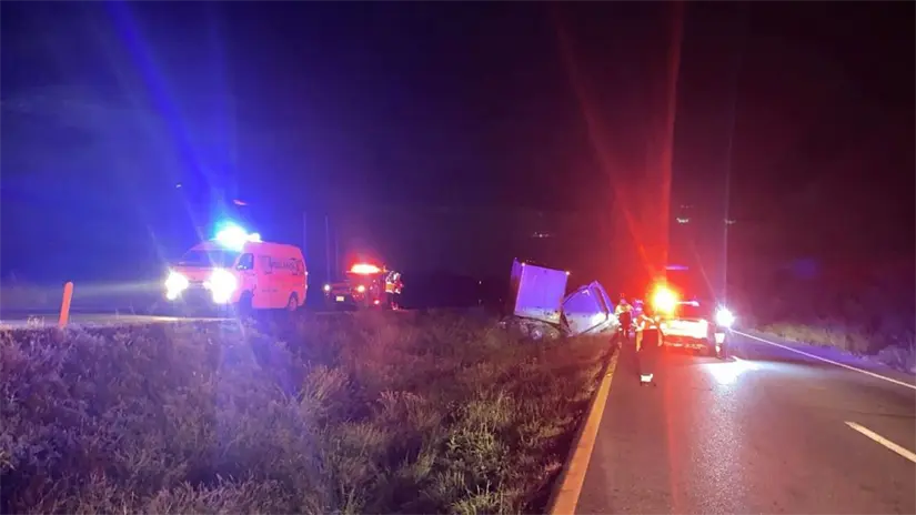 De acuerdo con los primeros reportes, la pesada unidad terminó sobre su costado en uno de los carriles, afectando el flujo vehicular. Foto: Protección Civil de Linares.