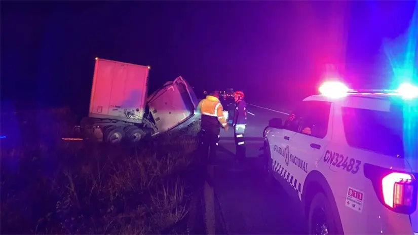 El operador resultó con golpes leves, según se informó en el sitio, aunque su identidad no fue revelada. Foto: Protección Civil de Linares.