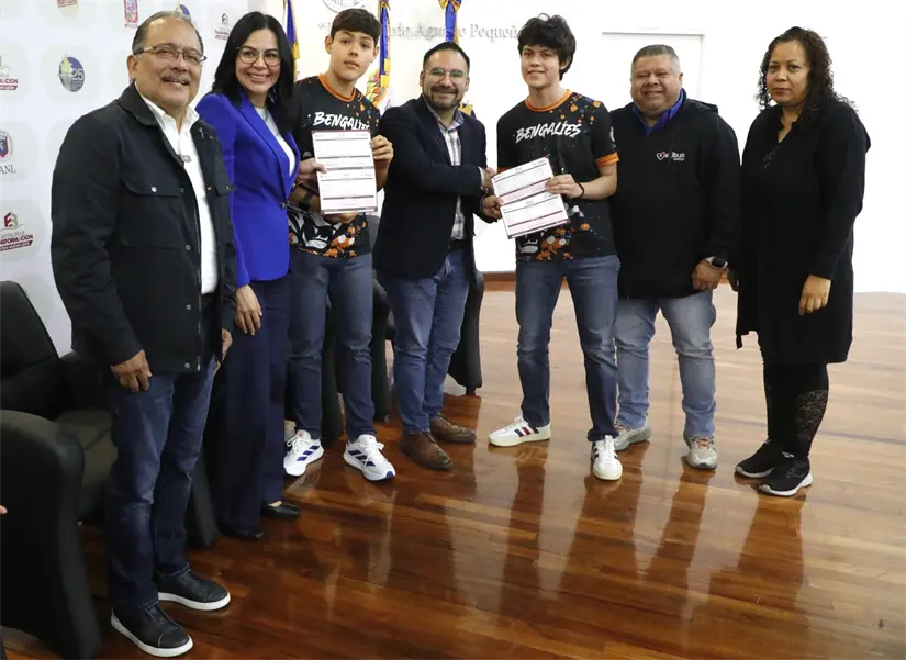 El Alcalde Andrés Mijes entregó 667 becas a alumnos de la Preparatoria 25 Foto: Gobierno de Escobedo