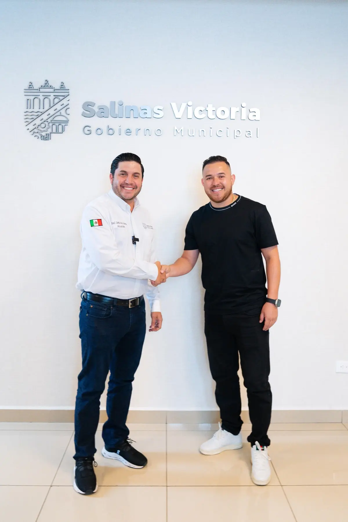 Junto al Alcalde de Salinas Victoria, el Piloto ahora diseña jugadas que buscan cambiar vidas lejos de la violencia. Foto: Jorge Iribe.