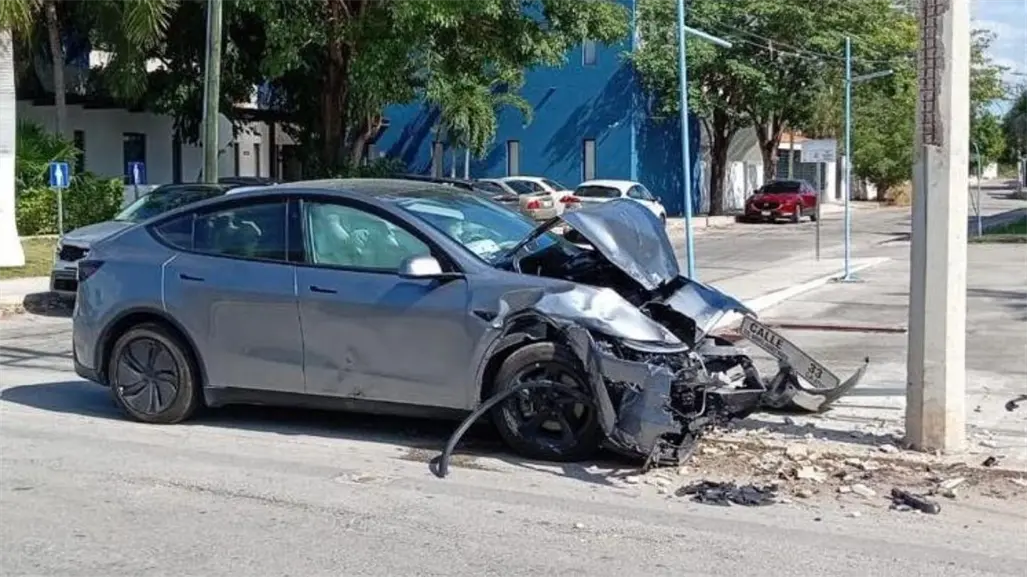 Tesla termina en pérdida total tras choque en Benito Juárez Norte