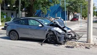 Tesla termina en pérdida total tras choque en Benito Juárez Norte