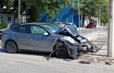 Tesla termina en pérdida total tras choque en Benito Juárez Norte