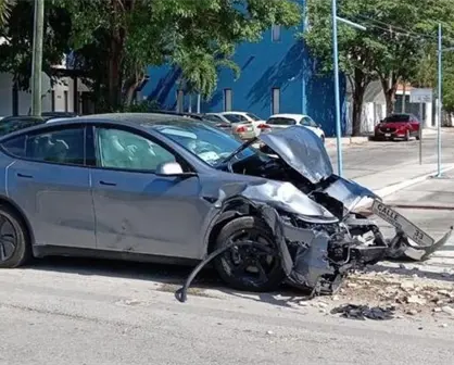 Tesla termina en pérdida total tras choque en Benito Juárez Norte